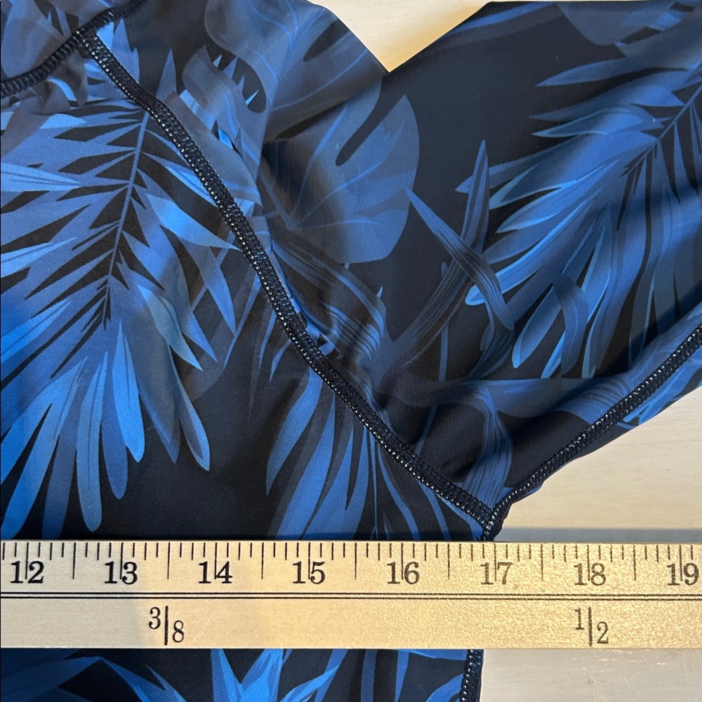Swim hoodie, women’s size Large. Blue and black Hawaiian print. Never worn. - Picture 6 of 6